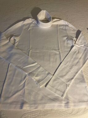 Turtle neck long sleeve tee.white.